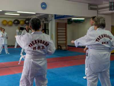 ...con indosso il dobok, l�uniforme bianca indossata dai praticanti di arti marziali coreane